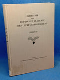 Jahrbuch der Deutschen Akademie der Luftfahrtforschung, Jahrgang 1939/40. Aus dem Inhalt: Technische Aufgaben der Flakartillerie/ Stand der Höhenbeartmung/ Entwicklung des Zeppelin-Liftschiffes/ Stand der Blindlandung und viele weitere Berichte.