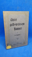 Unter gelb-weissem Banner.